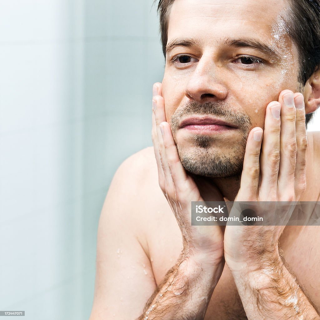 Homem Lavar o rosto, olhando para o espelho da casa de banho - Royalty-free 30-39 Anos Foto de stock