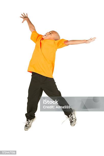 幸せなアフリカ系アメリカ人少年のジャンプホワイト - ジャンピングジャックのストックフォトや画像を多数ご用意 - ジャンピングジャック, 子供, ジャンプする