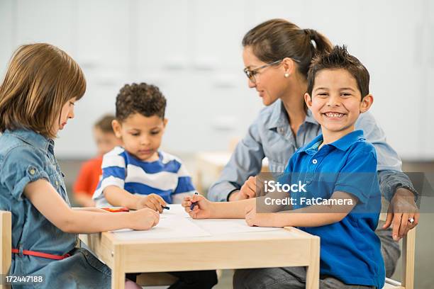 Diverse Kinder Class Stockfoto und mehr Bilder von Lehrkraft - Lehrkraft, Weißer Hintergrund, 4-5 Jahre