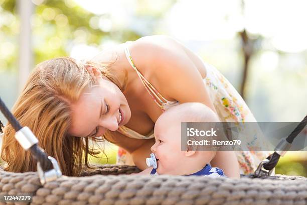Niño Feliz Con Mamá En Park Foto de stock y más banco de imágenes de Abrazar - Abrazar, Adulto, Agarrar