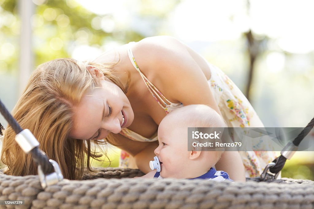 Heureux petit garçon avec la mère dans le parc - Photo de Adulte libre de droits