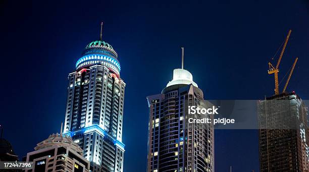 Marina Di Dubai Di Notte Grattacieli - Fotografie stock e altre immagini di A forma di blocco - A forma di blocco, Acciaio, Ambientazione esterna