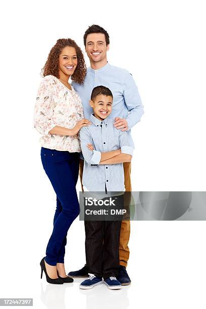 幸せな若い家族が息子 - 3人のストックフォトや画像を多数ご用意 - 3人, カットアウト, 家族