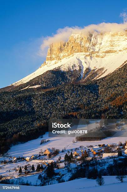Aldeia Nos Alpes - Fotografias de stock e mais imagens de Atividades depois de esquiar - Atividades depois de esquiar, Aldeia, Alpes Europeus