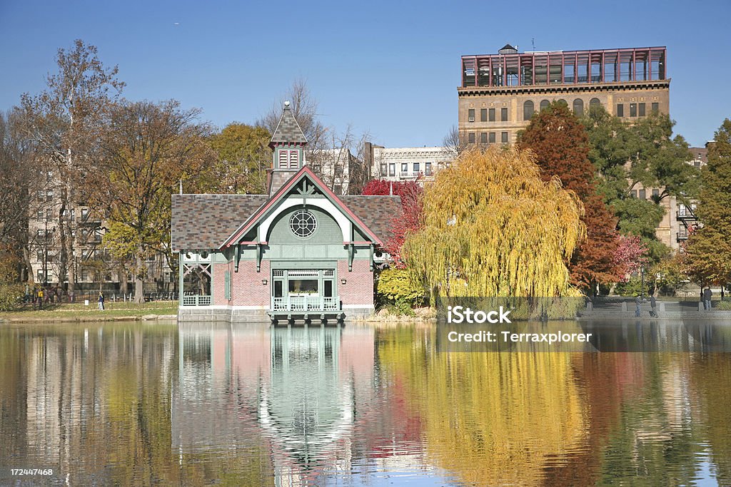 Casa da Harlem Meer In autunno - Foto stock royalty-free di Acqua