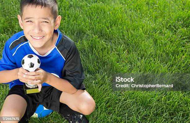 Junge Hält Sein Soccer Trophy Stockfoto und mehr Bilder von 8-9 Jahre - 8-9 Jahre, Aktivitäten und Sport, Ansicht aus erhöhter Perspektive