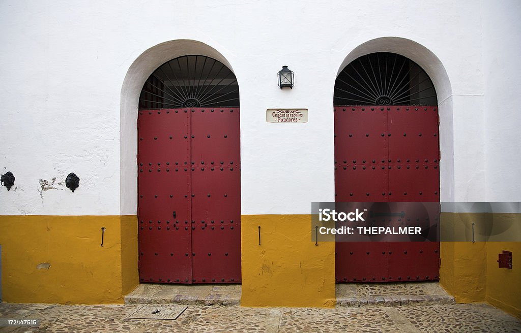 Portes rouge dans les arènes de Séville - Photo de Andalousie libre de droits
