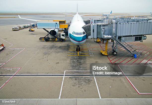 Photo libre de droit de Avion À Laéroport banque d'images et plus d'images libres de droit de Arrivée - Arrivée, Attendre, Atterrir