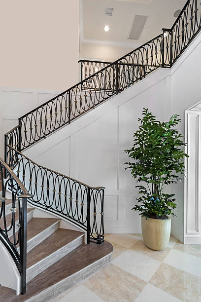 interno di casa con le scale - staircase indoors wrought iron mansion foto e immagini stock