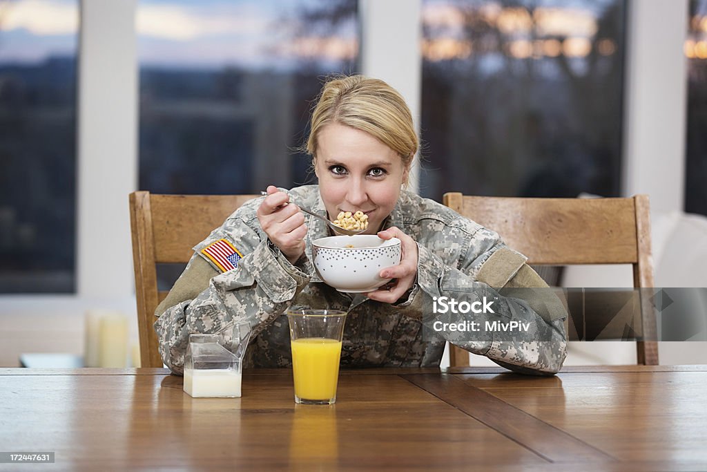 Mujer en traje de comer Desayuno en su hogar - Foto de stock de Ejército libre de derechos