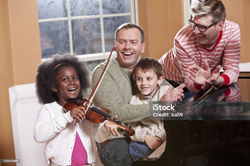 Девушка играет на скрипке - Стоковые фото Группа людей роялти-фри