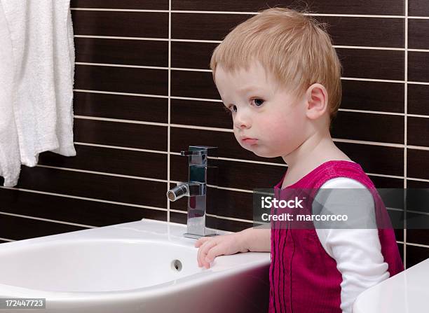 Não Gosto De Lavar - Fotografias de stock e mais imagens de Lavar as Mãos - Lavar as Mãos, Tristeza, 12-23 Meses