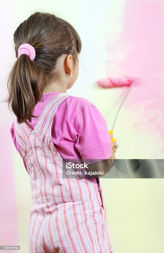 Маленькая девочка Живопись стена - Стоковые фото 4-5 лет роялти-фри