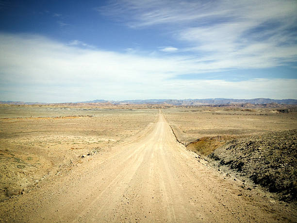 mobilestock strada del deserto viaggio - sonoran desert desert badlands mesa foto e immagini stock
