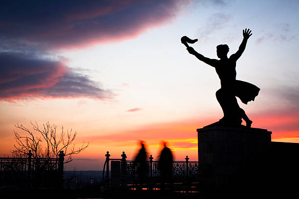 statua di trionfo - liberation monument budapest hungary monument foto e immagini stock