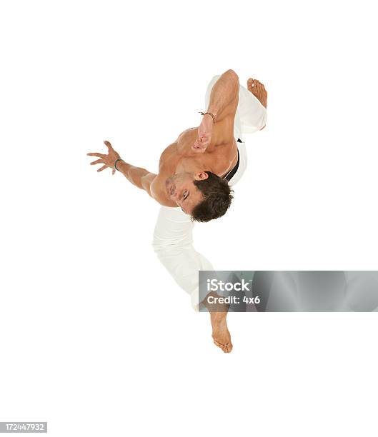 Joven Muscular Man Practicar Capoeira Foto de stock y más banco de imágenes de 20 a 29 años - 20 a 29 años, Actividad, Adulto