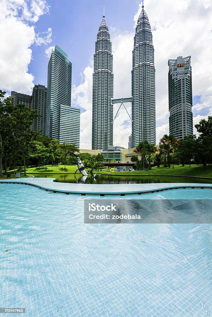 Petronas Twin Towers e Parque da cidade de Kuala Lumpur, Malásia - Royalty-free Alto - Descrição Física Foto de stock