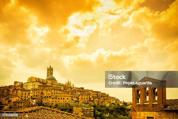 Traditionelle Stadt Siena Italien Stockfoto und mehr Bilder von Alt - Alt, Altstadt, Balkon