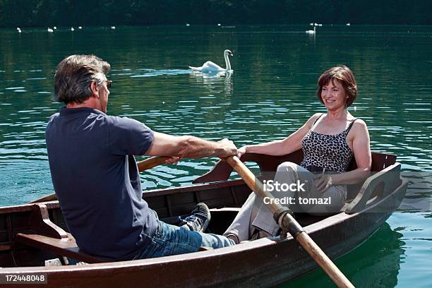 Altes Paar In Einem Boot Auf Den See Stockfoto und mehr Bilder von Romantisches Verhältnis - Romantisches Verhältnis, Älteres Paar, 60-69 Jahre