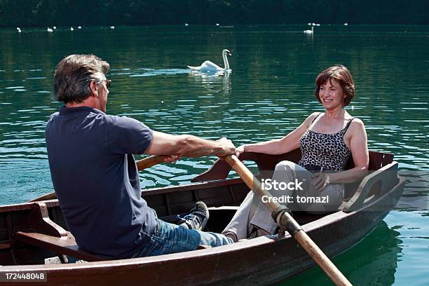 Foto de Casal Sênior Em Passeio De Barco No Lago e mais fotos de stock de Casal de Meia Idade - Casal de Meia Idade, Romance, 50 Anos