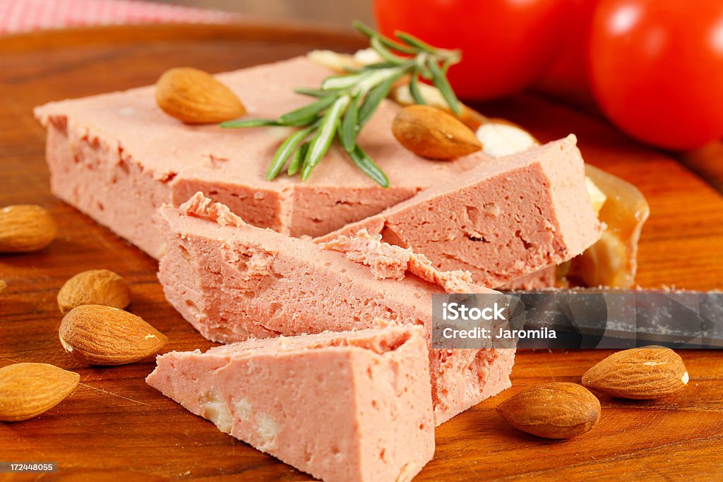 Almond pâté de foie sur une partie planche à repasser - Photo de Aliment libre de droits