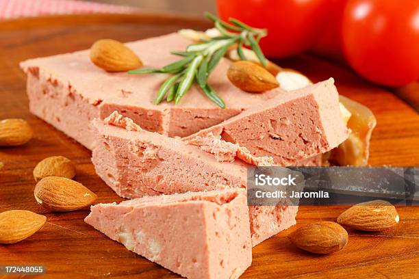 Photo libre de droit de Almond Pâté De Foie Sur Une Partie Planche À Repasser banque d'images et plus d'images libres de droit de Aliment