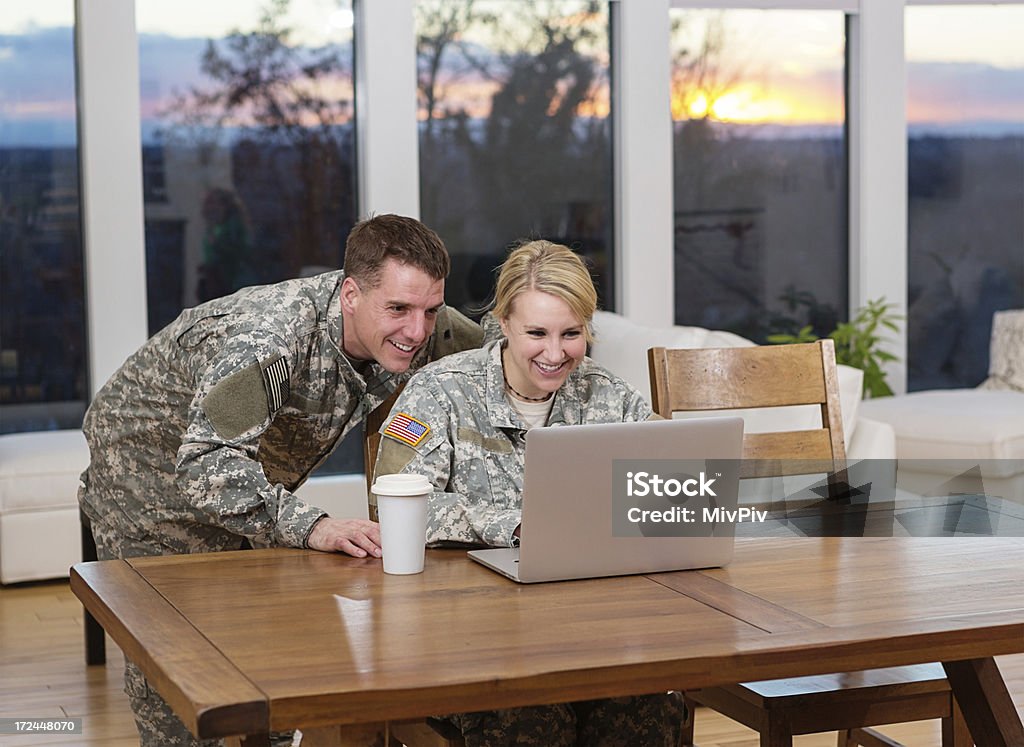 軍人カップル、ノートパソコンを見ている - 軍事のロイヤリティフリーストックフォト
