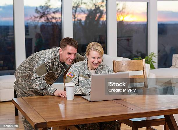 Foto de Militares Casal Olhando Para Um Laptop e mais fotos de stock de Tropas - Tropas, Duas pessoas, Laptop