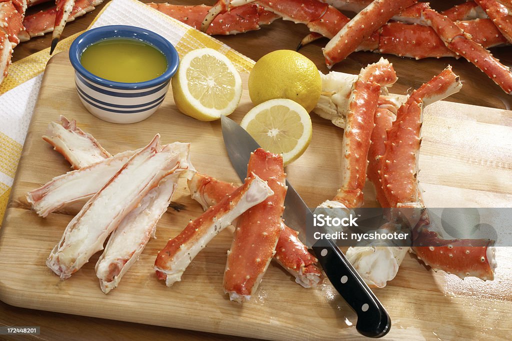 O caranguejo-rei do Alasca em preparação bordo com faca e limão - Foto de stock de Caranguejo royalty-free