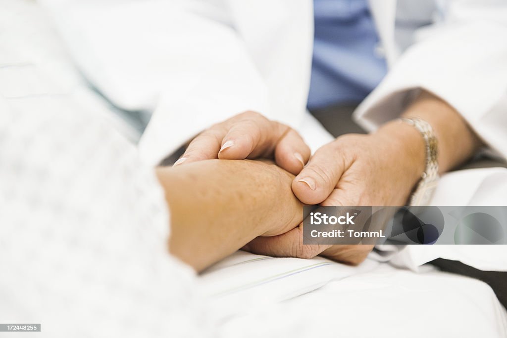 Médecin tenant les Patients main - Photo de Docteur libre de droits