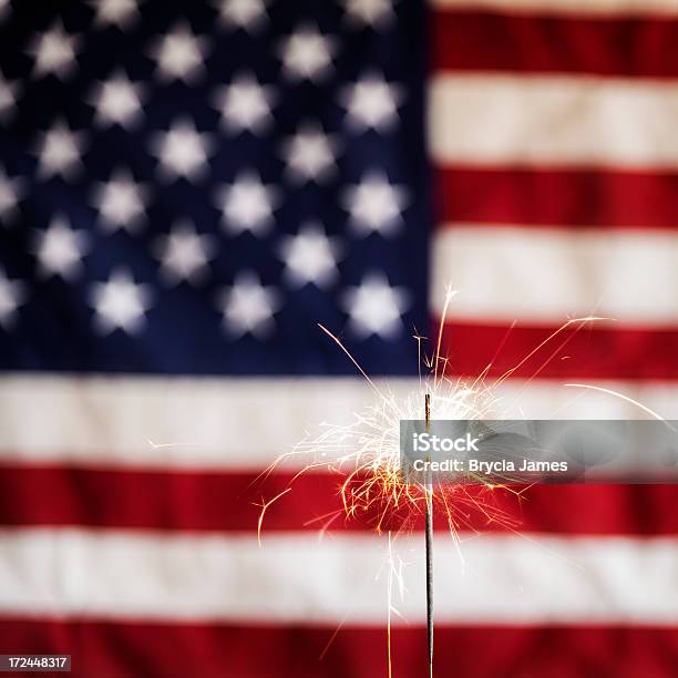 明るい輝きとアメリカの旗 - お祝いのストックフォトや画像を多数ご用意 - お祝い, 旗, 玩具花火
