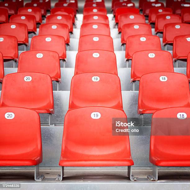 Rosso Vuoto Stadio Posti - Fotografie stock e altre immagini di Arancione - Arancione, Assenza, Evento