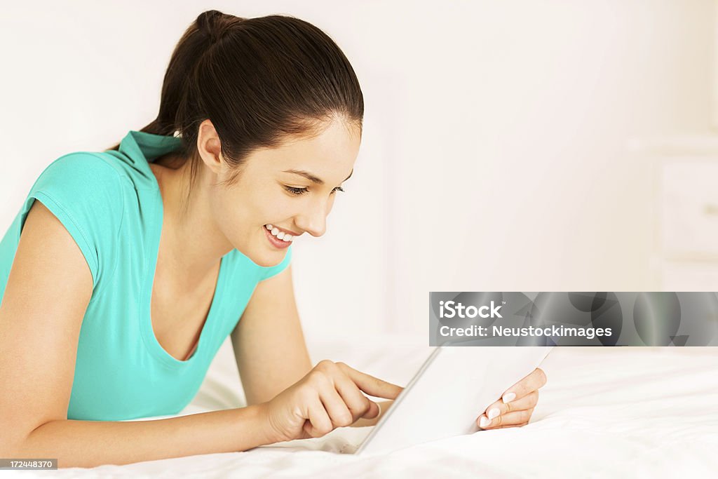 Jovem mulher usando Tablet Digital - Foto de stock de 20 Anos royalty-free