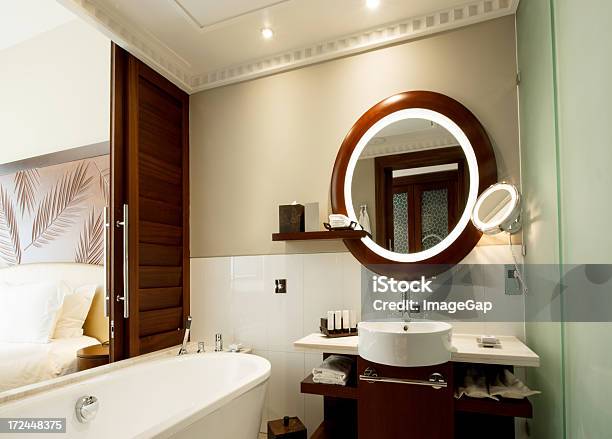 Foto de O Banheiro e mais fotos de stock de Apartamento - Apartamento, Arquitetura, Artigos de Toucador