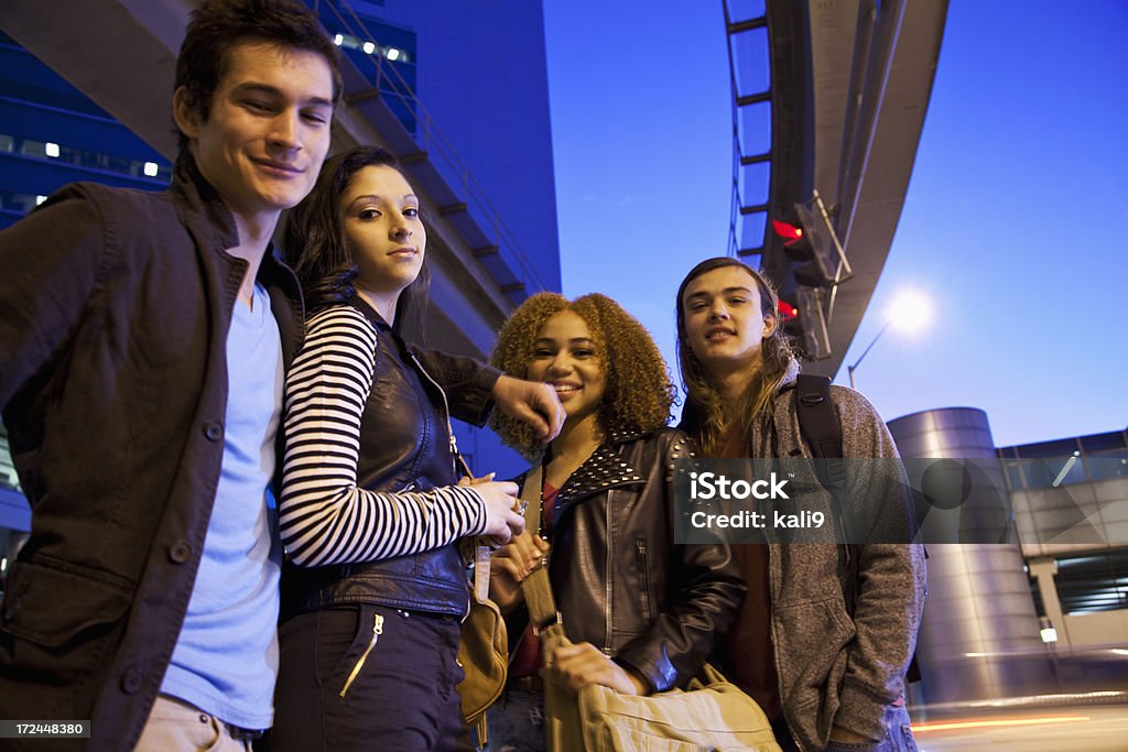 Dois Casais adolescente na Cidade - Royalty-free Adolescente Foto de stock