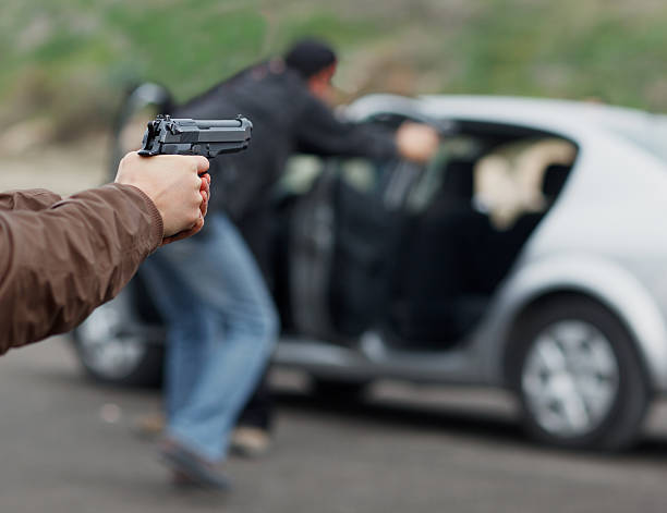 rapinatore di due sono prendere la mira a in di noleggio - gun gunman handgun men foto e immagini stock