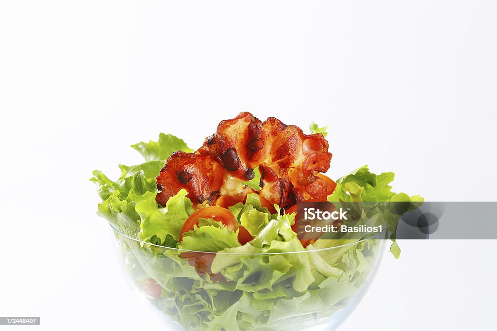Insalata di verdure con una fetta di prosciutto arrosto - Foto stock royalty-free di Alla griglia