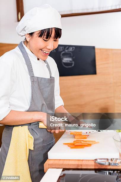 Asiatische Frau Deren Kufen Ins Eis Schneiden Gemüse Stockfoto und mehr Bilder von Arbeiten