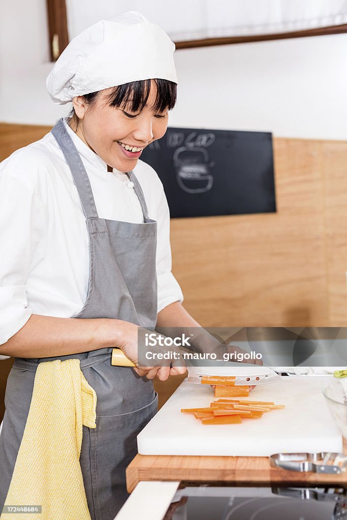 Femme asiatique tranche légumes - Photo de Adulte libre de droits