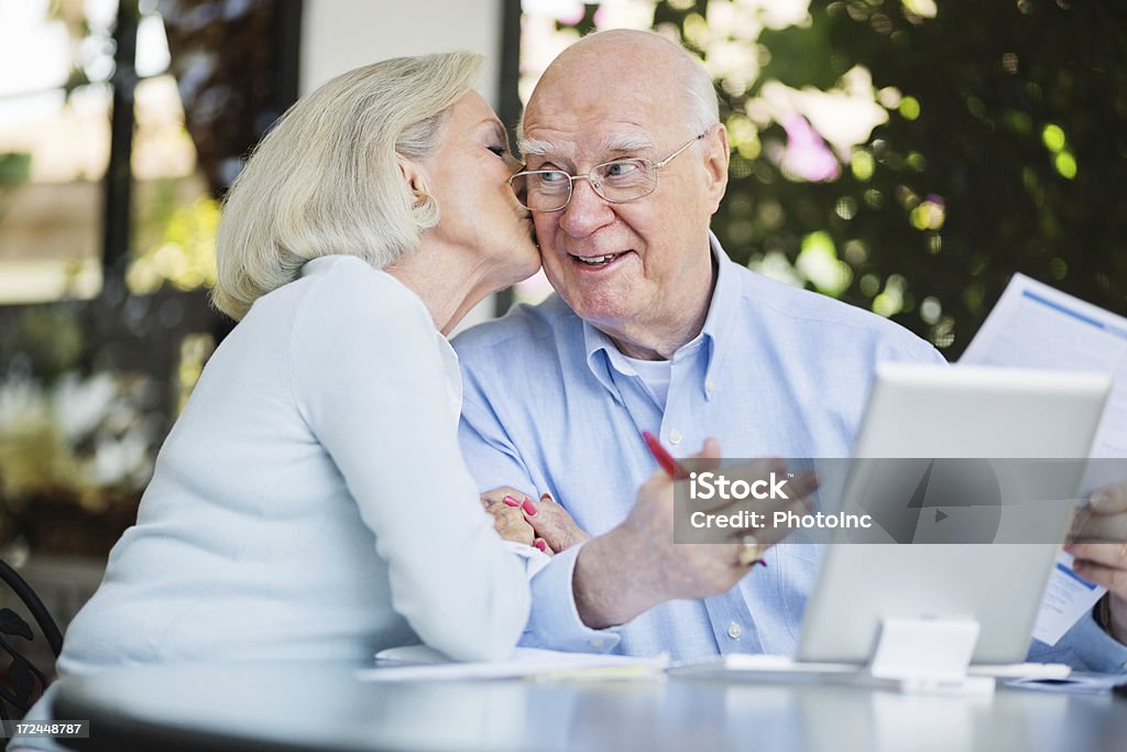 Starszy kobieta Całować człowiek w tabeli - Zbiór zdjęć royalty-free (60-69 lat)