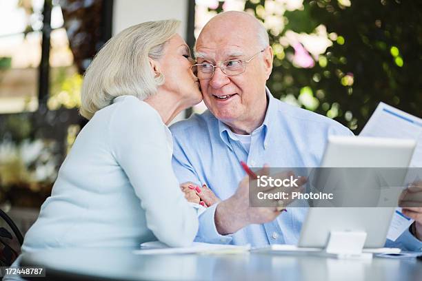 Starszy Kobieta Całować Człowiek W Tabeli - zdjęcia stockowe i więcej obrazów 60-69 lat - 60-69 lat, 65-69 lat, Aktywni seniorzy