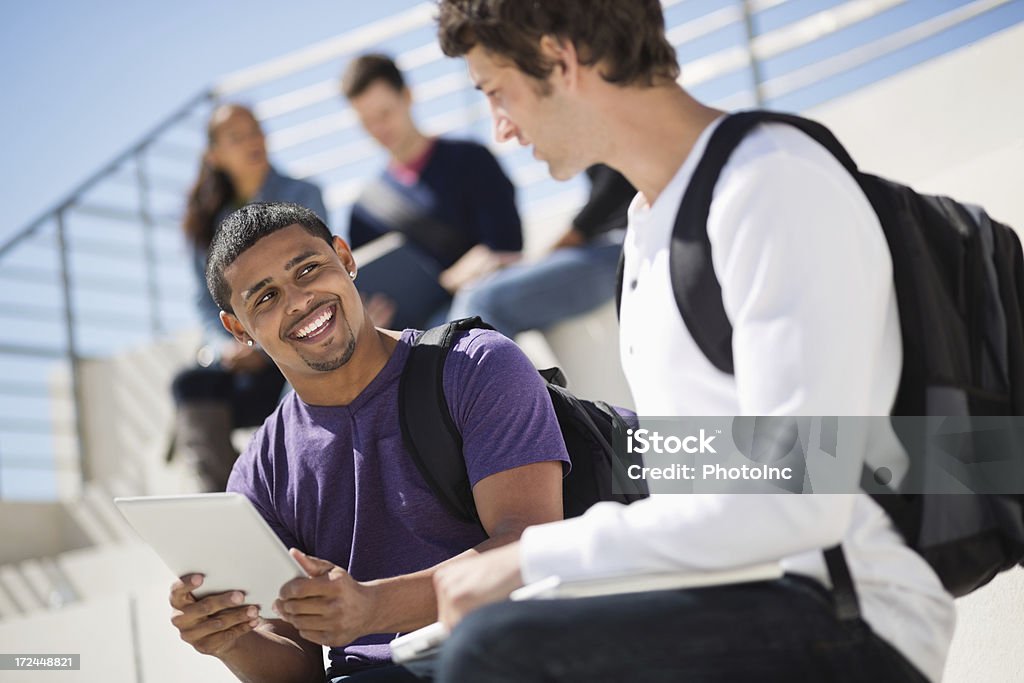 Männliche Freunde mit Tablet PC auf dem Campus - Lizenzfrei 18-19 Jahre Stock-Foto