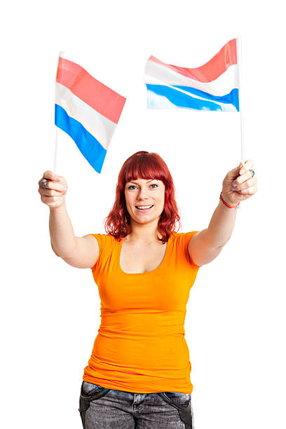 оранжевый поклонник размахивающий лапами голландский флаги - fan dutch flag women colors стоковые фото и изображения
