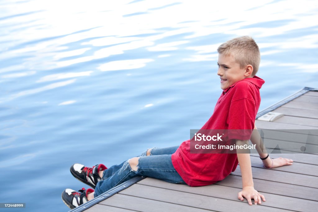 Menino em uma área acoplável - Royalty-free Admirar a Vista Foto de stock