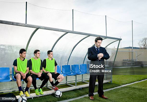 Fußballstadion Stockfoto und mehr Bilder von Fußball - Fußball, Sitzbank, Trainer