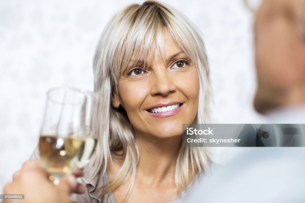 Mid adulto mulher loira brindando com champanhe. - Foto de stock de 30 Anos royalty-free