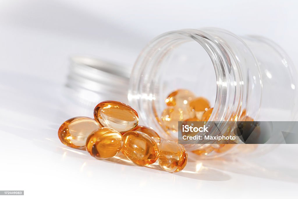 Close-up de gel pílulas de vitaminas oriundos da medicina garrafa - Foto de stock de Alimentação Saudável royalty-free