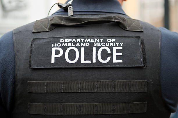department of homeland security gilet e officer - department of homeland security foto e immagini stock