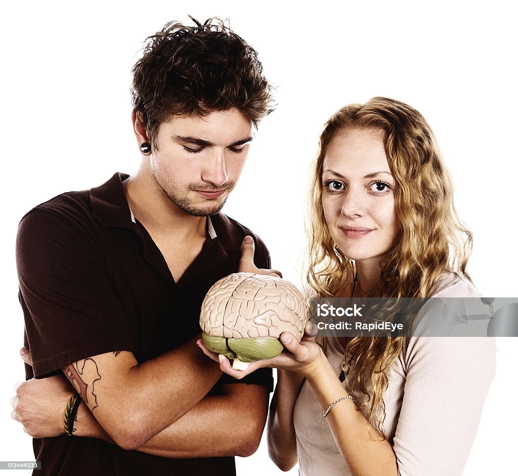 Молодая пара изучения модель мозга, увлекает - Стоковые фото 20-29 лет роялти-фри