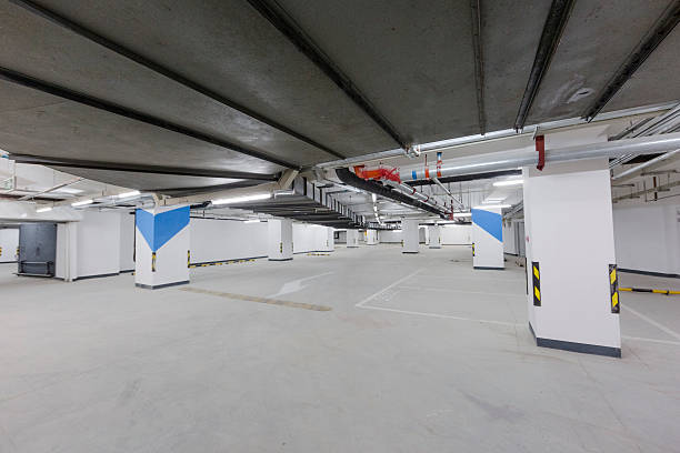 空の地下駐車場 - whint ストックフォトと画像